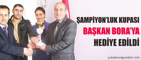 Kupa Başkan Bora'ya Hediye Edildi