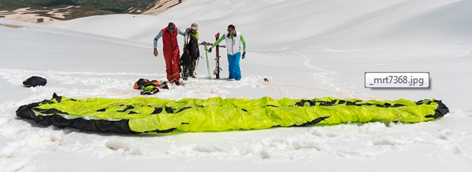 Hakkari'de kayaklı yamaç paraşütü yaptılar