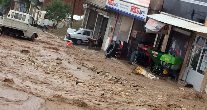 Yağmur suları çatılardan şelale gibi aktı