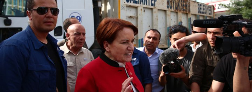 Akşener'in yolu çöp kamyonuyla kesildi!