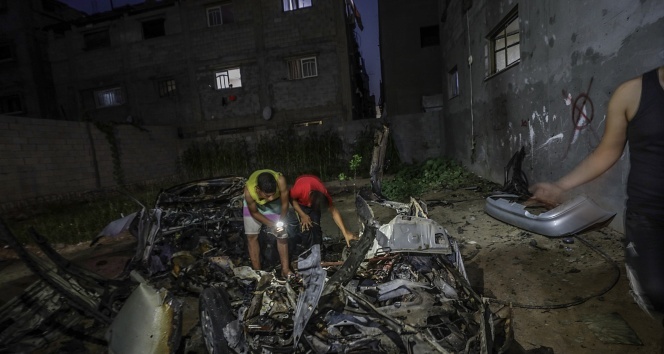 İsrail Gazze'de sivil araca saldırdı