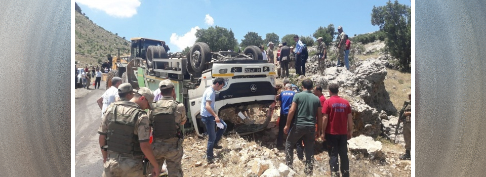 Çöp kamyonunun takla attı: 2 ölü,1 yaralı