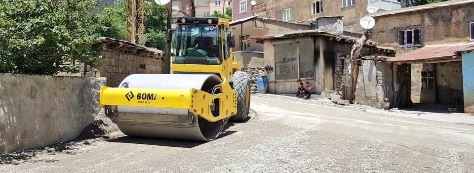 Hakkari’de yol asfaltlama çalışması