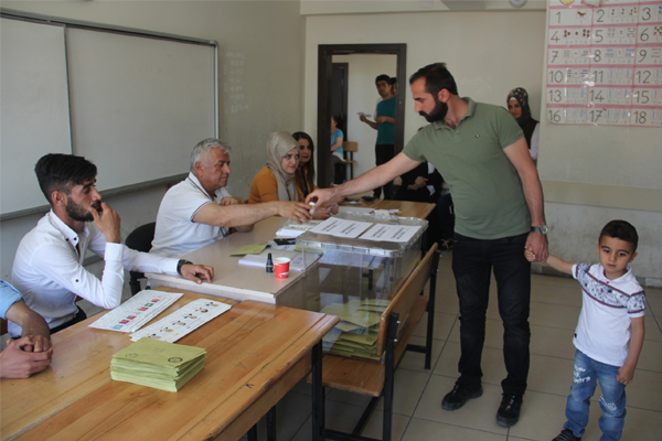 Hakkari'de oy kullanmaya başladı