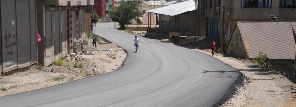 Yol asfaltlama çalışması devam ediyor