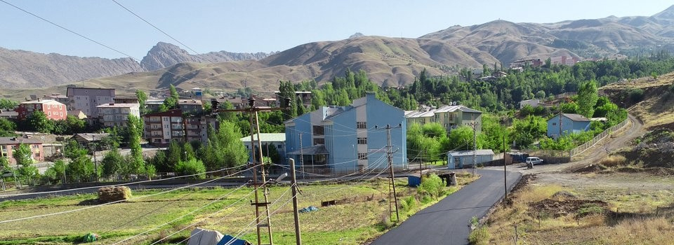 Hakkari’de yol asfaltlama çalışması