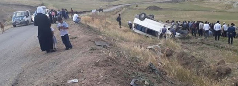 Minibüs şarampole devrildi: 21 yaralı