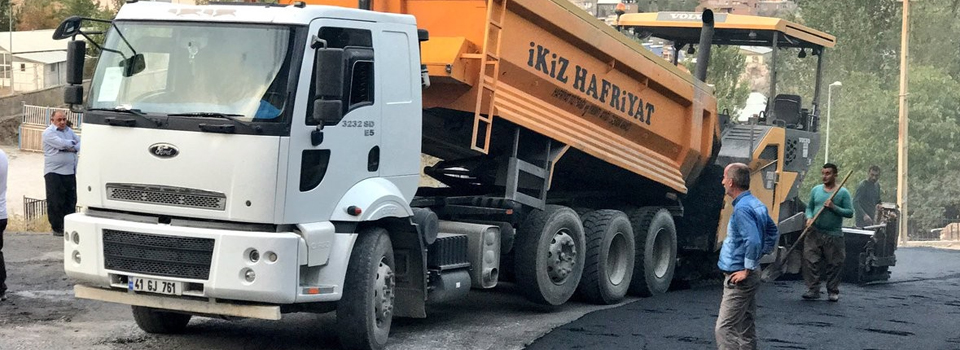 Hakkari Belediyesinden yol asfaltlama çalışması