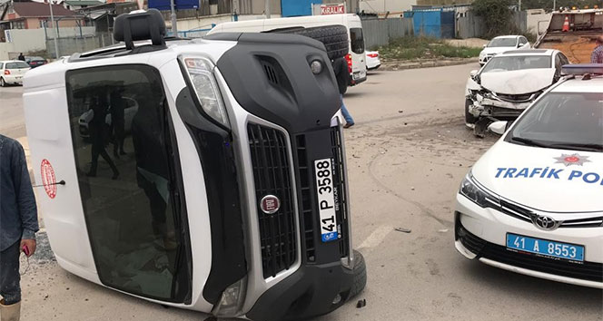 Otomobille çarpışan işçi servisi devrildi: 16 yaralı