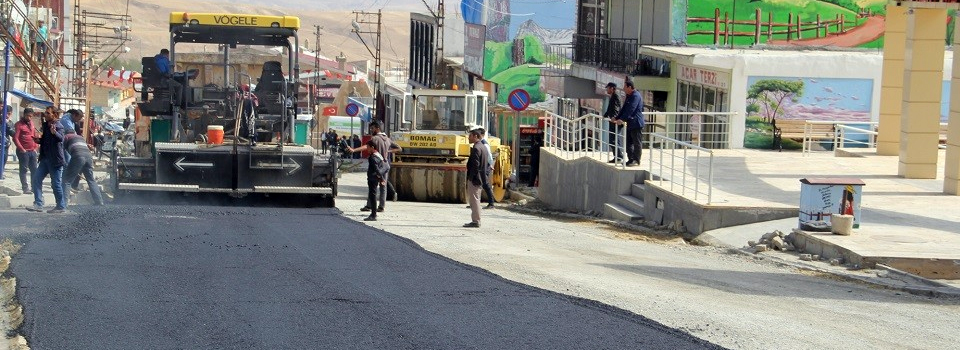 Başkale’de yol asfaltlama çalışması