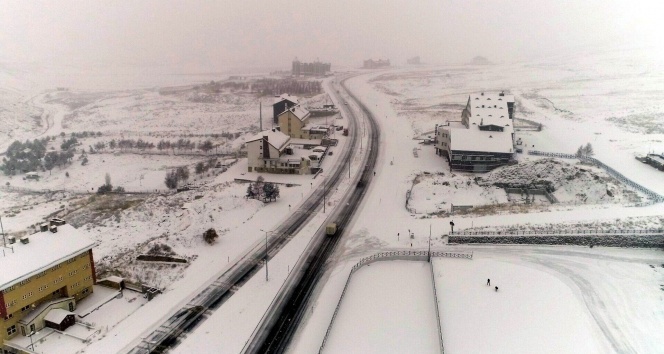 Erciyes'e lapa lapa kar yağdı