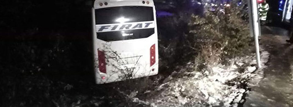 Elazığ'da yolcu midibüsü kaza yaptı: 17 yaralı