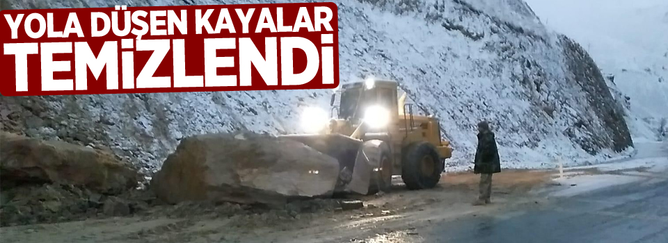 Hakkari-Van karayoluna düşen kayalar temizlendi