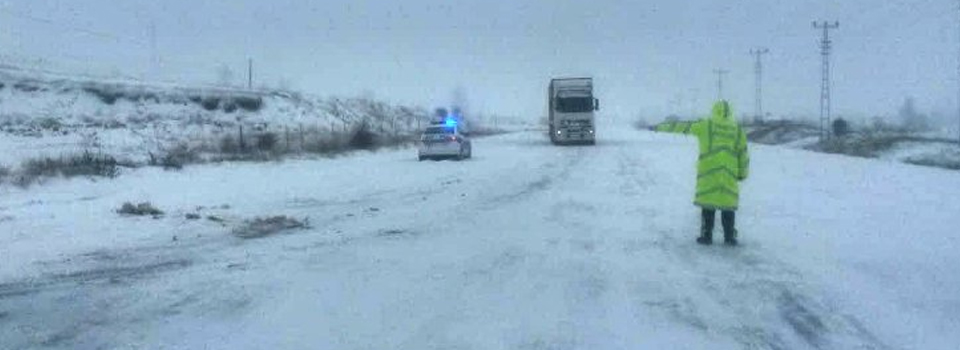 Sivas-Erzincan yolu kapandı!