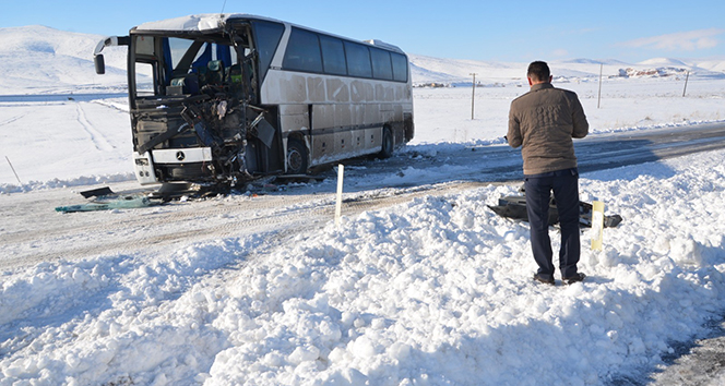 İşçi otobüsü tıra çarptı: 5 yaralı