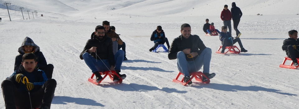 Sokakta çalıştırılan çocukların kayak keyfi