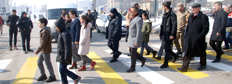 Yüksekova'da 'Trafikte yaya önceliği'