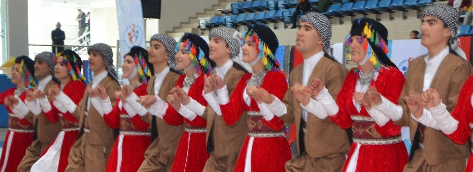 Hakkari'de Kulüpler Arası Halk Oyunları Yarışması