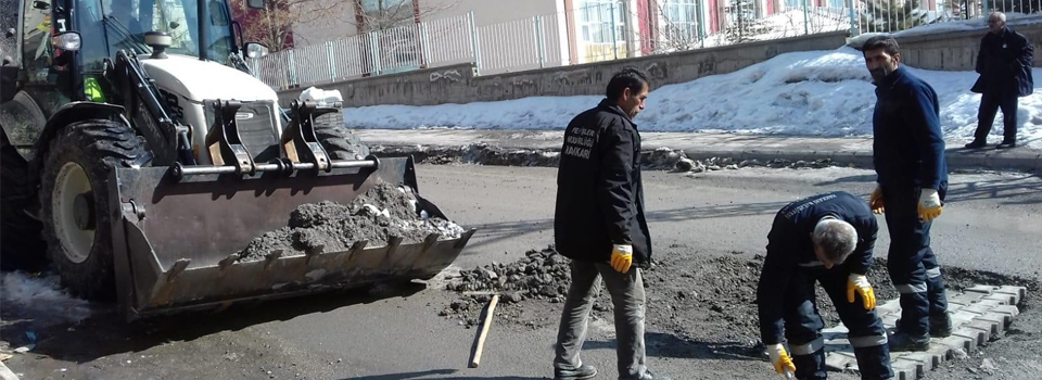 Hakkari’de tahrip olan yollar onarılıyor