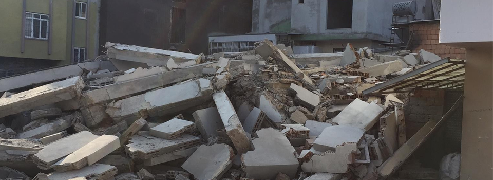 Mersin'de 4 katlı bina çöktü!