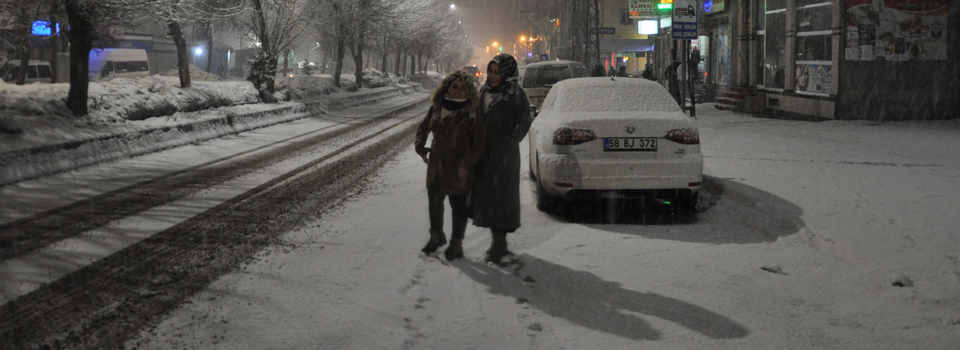 Yüksekova’da kar yağışı etkisini arttırdı