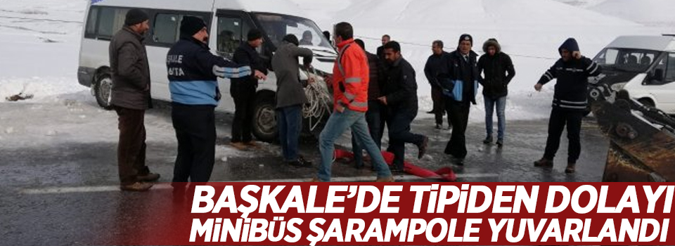 Başkale’de tipiden dolayı minibüs şarampole yuvarlandı