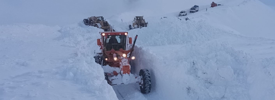 Bahçesaray karayolu çığdan temizleniyor