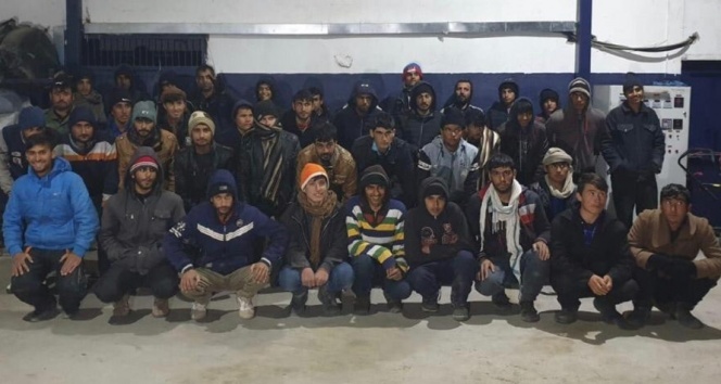 15 kişilik minibüsten 40 kaçak göçmen çıktı