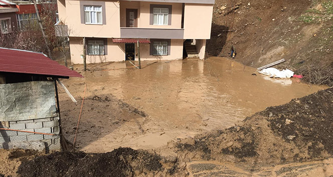 Şırnak'ta heyelan, evler toprak altında kaldı