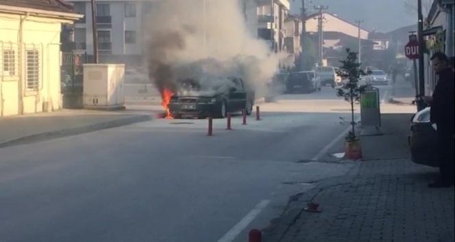 Seyir halindeki otomobil alev alev yandı
