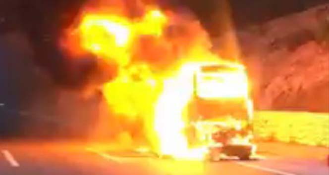 Adana'da yolcu otobüsü alev alev yandı