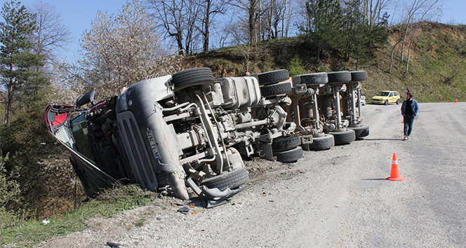 Uçuruma düşmekten son anda kurtuldu: 2 yaralı