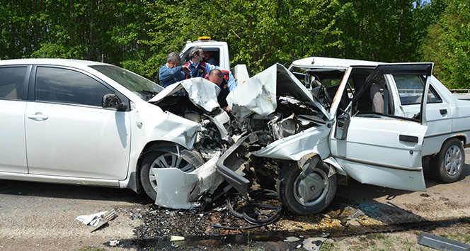 Otomobiller kafa kafaya çarpıştı: 1 ölü, 1 yaralı