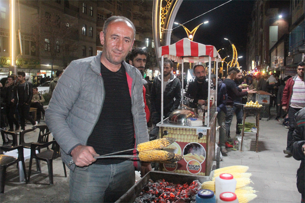 Mısır tezgahları, işsizlerin geçim kaynağı oldu