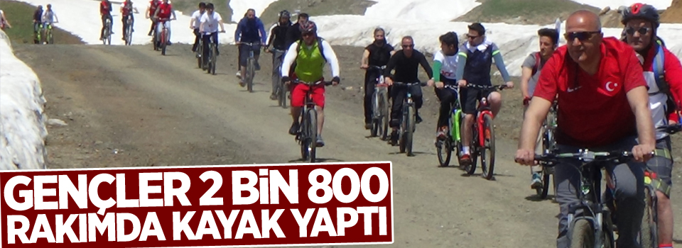 Gençler 2 bin 800 rakımda kayak yaptı