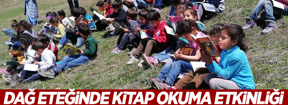 Dağ eteğinde kitap okuma etkinliği