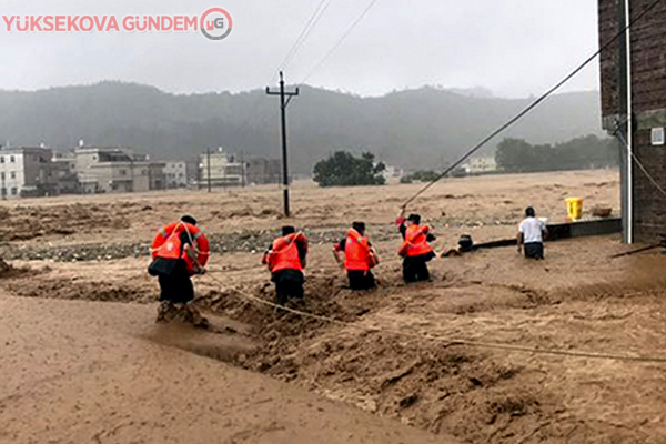 Sel, Çin'i yıkıp geçmeye devam ediyor: 49 ölü