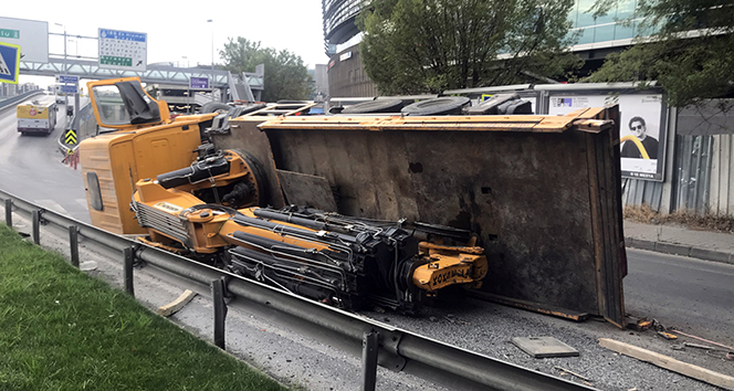 Bakırköy'de vinç yola devrildi: 1 yaralı