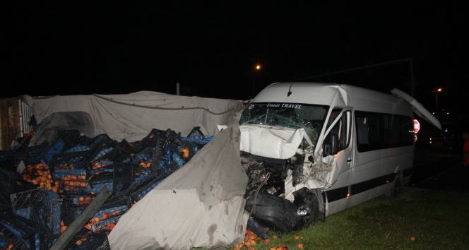 Tur minibüsü kamyona çarptı: 5'i turist 6 yaralı