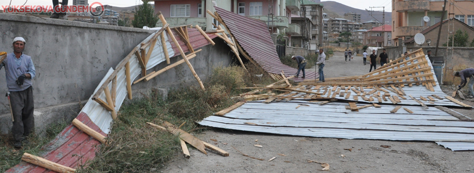Yüksekova’da fırtına çatıları uçurdu