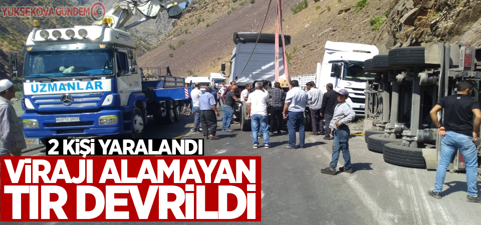 Virajı alamayan tır devrildi: 2 yaralı