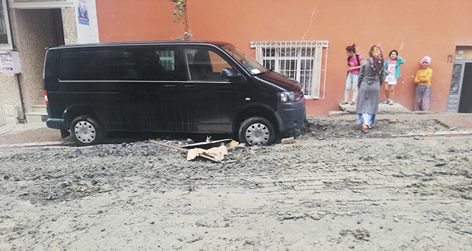 Yağmur sonrası çöken yolda araç askıda kaldı