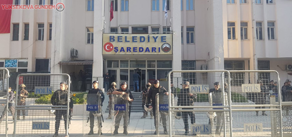 Hakkari Belediyesi önünde yoğun güvenlik önlemi