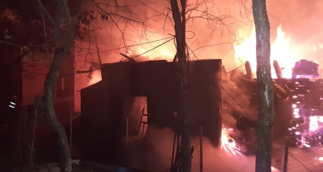 Karabük'te 2 katlı evde korkutan yangın