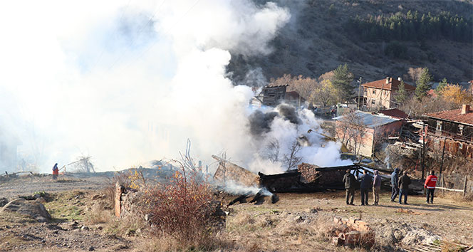 Bolu'da, 4 ev, 3 ahır ve 7 samanlık yangında kül oldu