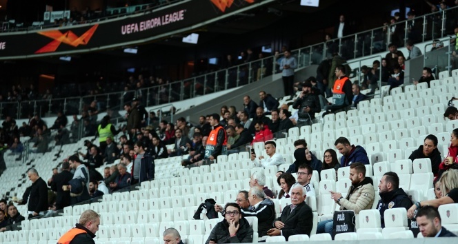 Tribünler boş kaldı