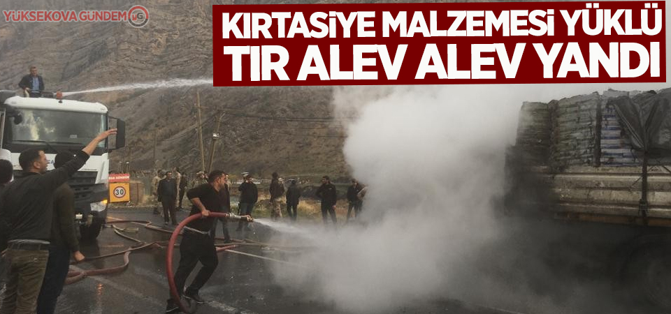 Kırtasiye malzemesi yüklü tır alev alev yandı