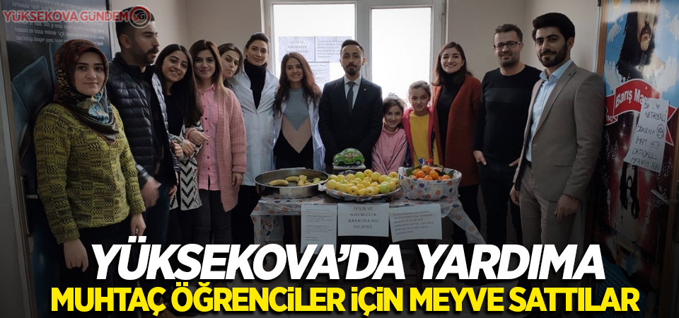 Yüksekova’da yardıma muhtaç öğrenciler için meyve sattılar