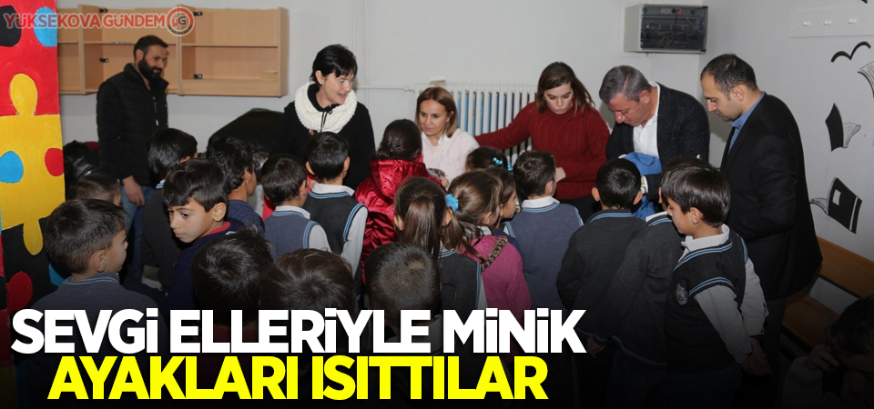 Sevgi elleriyle minik ayakları ısıttılar