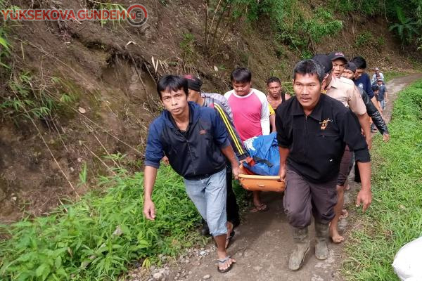 Endonezya'da otobüs nehre yuvarlandı: En az 26 ölü
